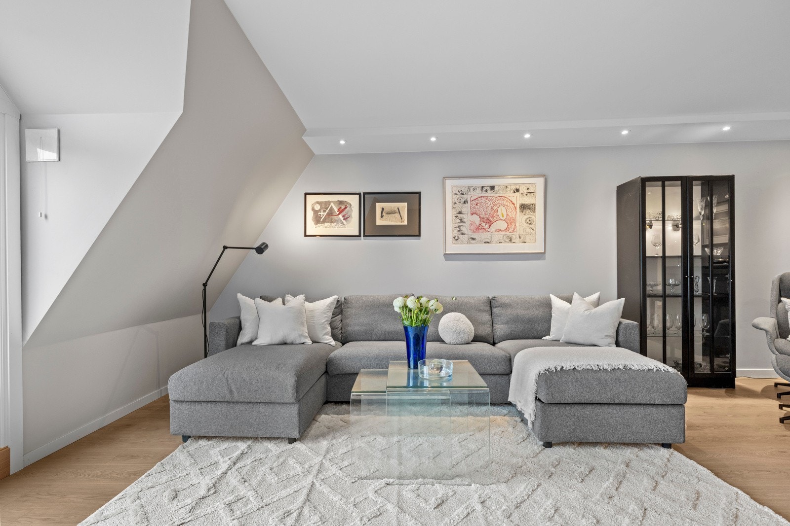 Stuen er stor og luftig med skrå himling som gir en lun og samtidig åpen atmosfære. Galleribilde