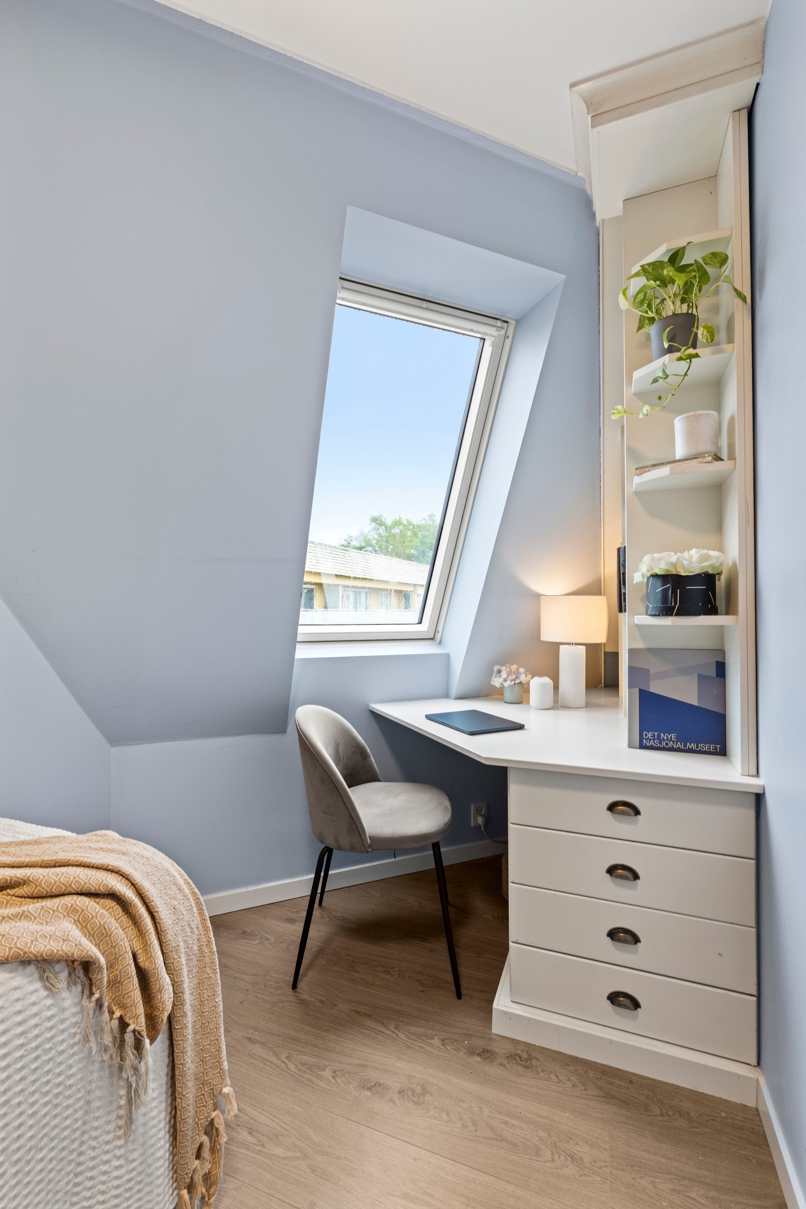 Fleksibel bruk gjør at rommet enkelt kan tilpasses ulike behov. Her er det også nytt 3-lags VELUX-vindu montert. Galleribilde