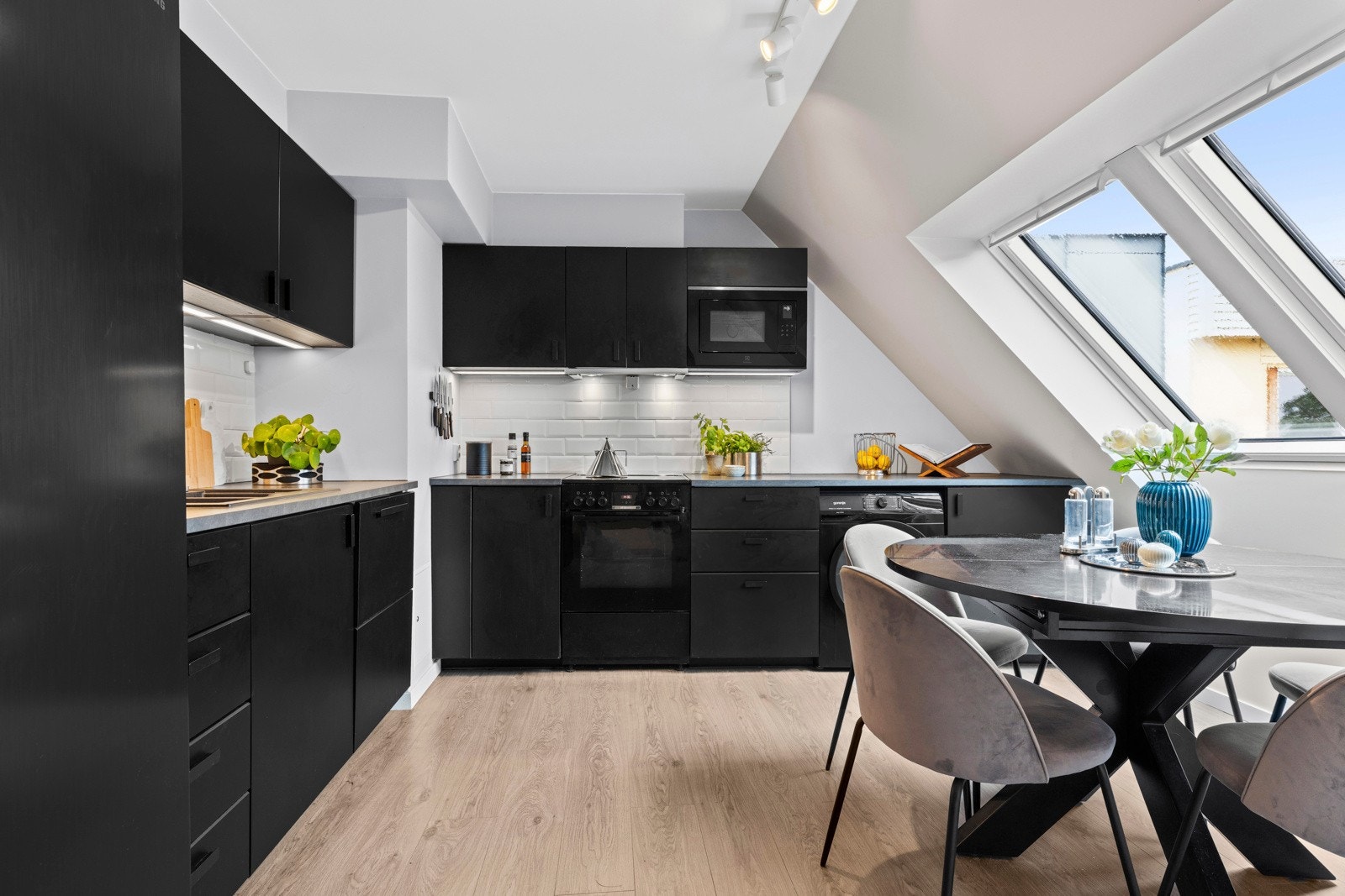 Ny kjøkkenvifte med regulering av avtrekk fra bad installert i år 2021. Spiseplass på kjøkkenet innbyr til sosialt samvær med familie og venner. Galleribilde