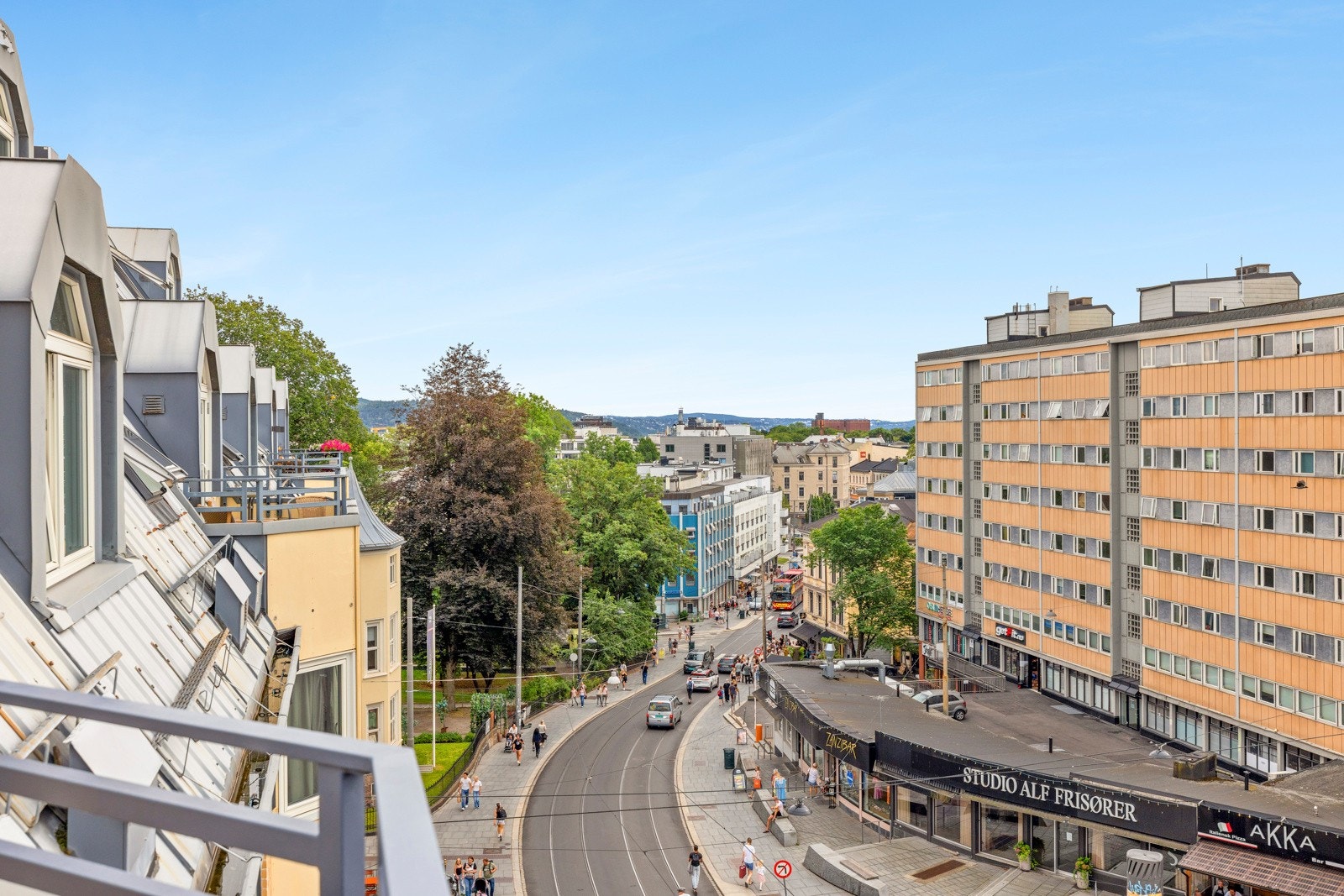 Her sitter du skjermet til med lite innsyn i 6. etasje, men samtidig god utsikt over tak og en følelse av nærhet til himmelen. Galleribilde