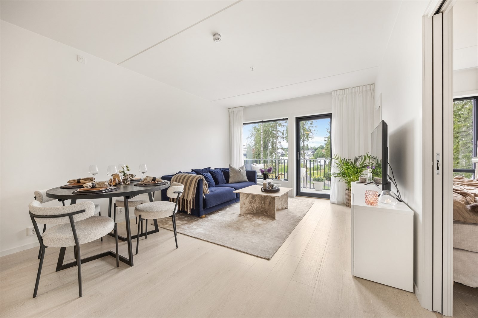 Store vindusflater gir godt med naturlig lys og en behagelig atmosfære. Galleribilde