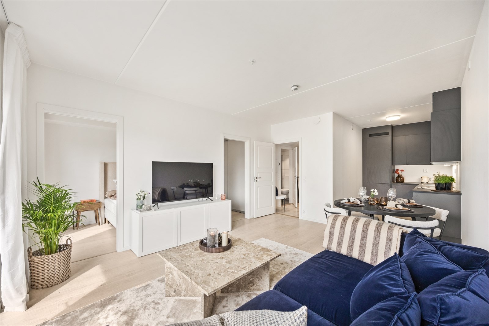 Med åpen løsning mot stuen blir kjøkkenet en sosial sone, også under matlagingen. Galleribilde