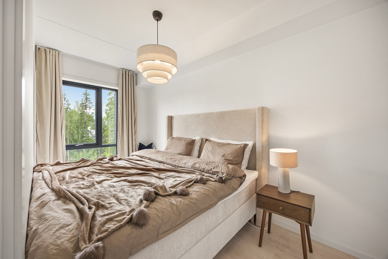 Innbydende soverom med harmonisk fargepalett og god plassutnyttelse. Galleribilde