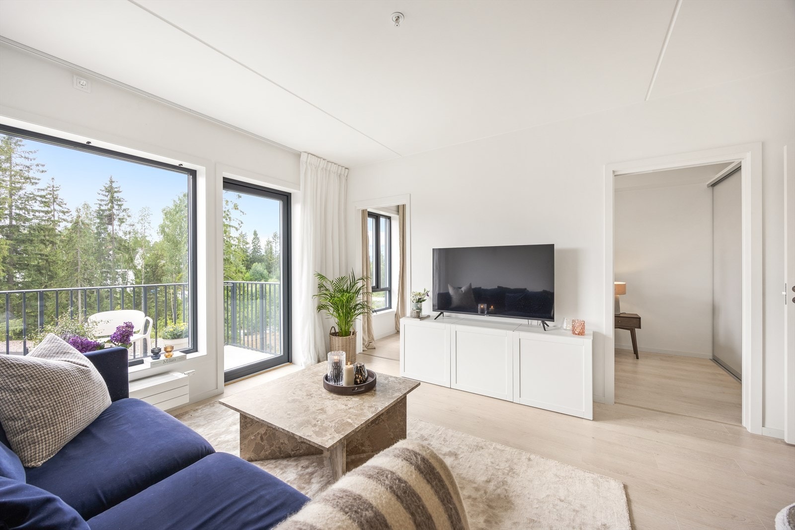 Stue-/kjøkkenløsningen legger godt til rette for et sosialt liv med venner og familie. Galleribilde