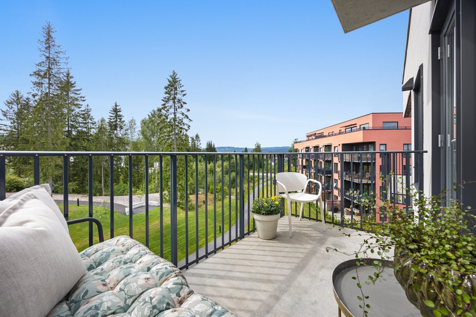 Balkongen på 5 m² inviterer til hyggelige stunder utendørs. Galleribilde