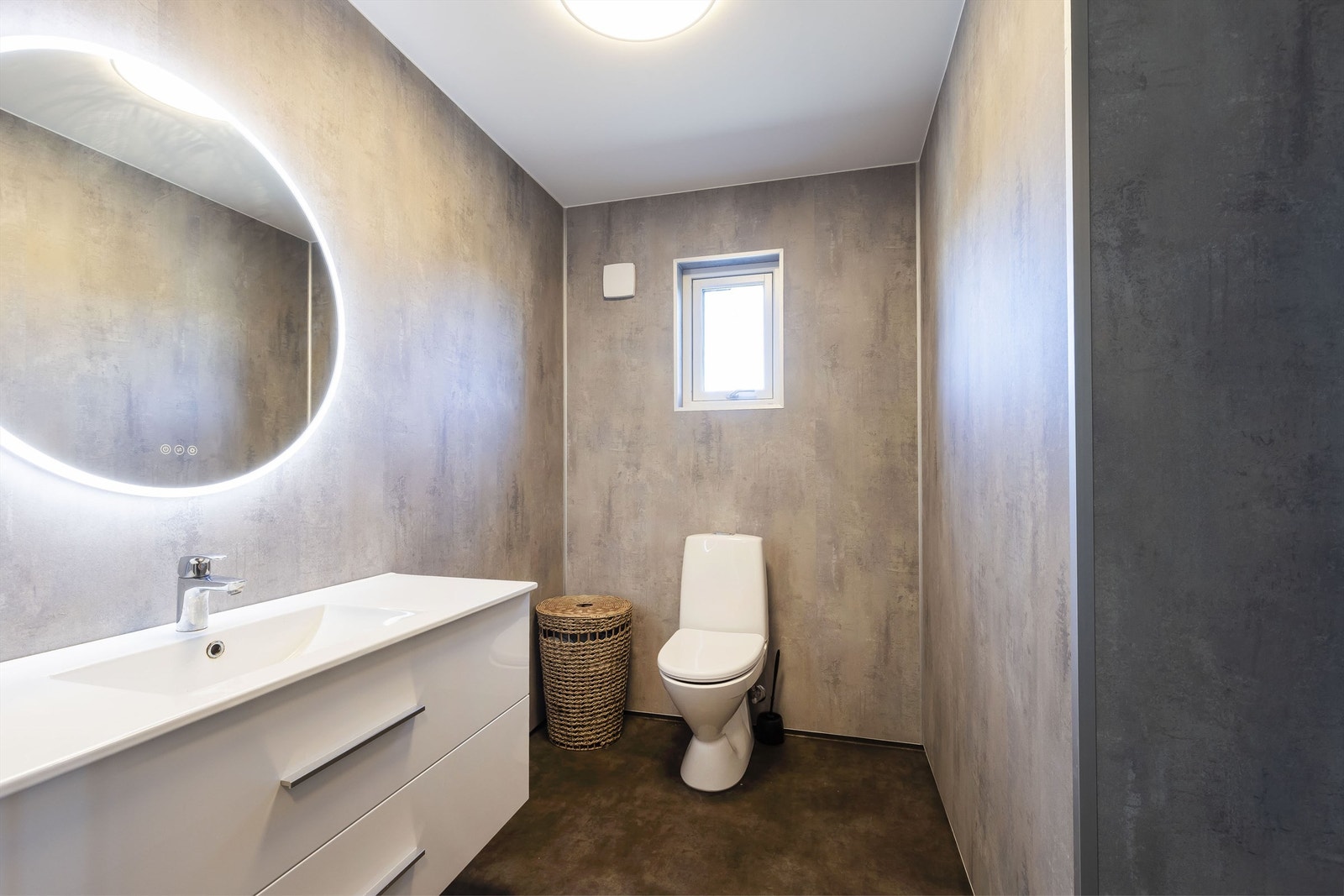 Nytt bad med dusjnisje, toalett og servantinnredning med skuffer Galleribilde