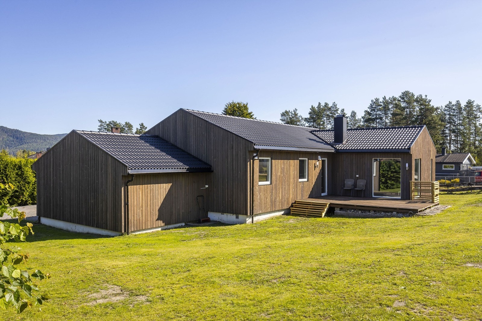 Eiendommen ligger fint til og grenser til lekeplass. Ypperlig for dere med barn. Foto: Danny Twang Galleribilde