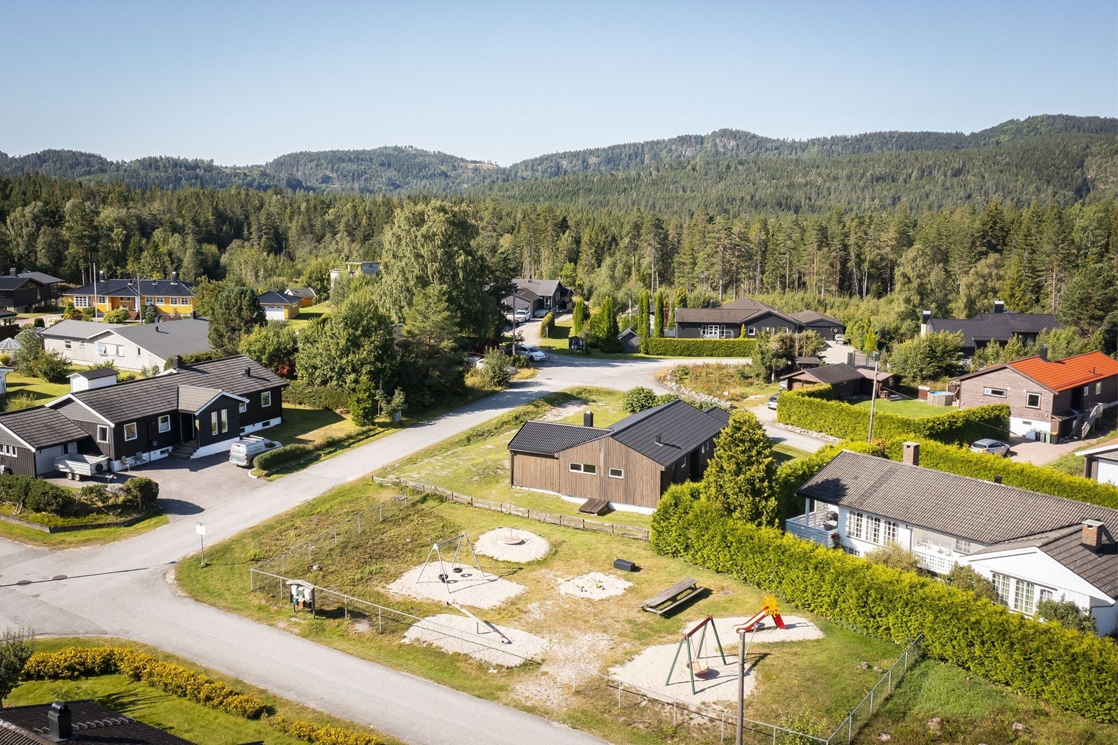 Eiendommen ligger fint til og grenser til lekeplass. Ypperlig for dere med barn. Galleribilde