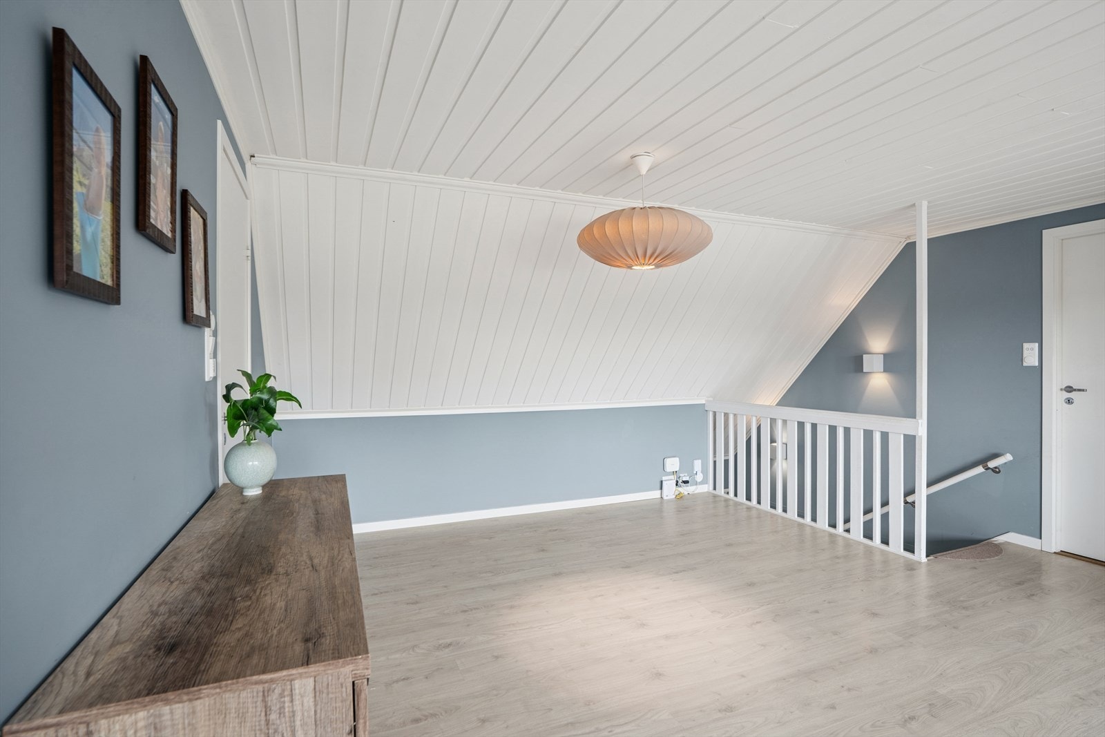 I 2. etasje finner man loftstue, bad og 3 soverom. Galleribilde