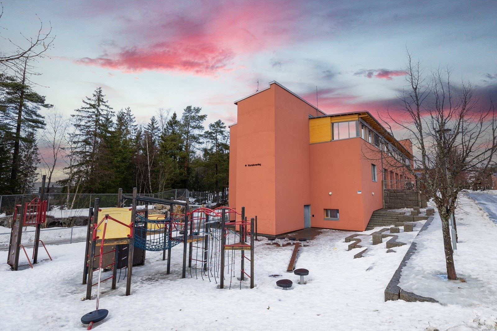 Dyrløkkeåsen skole ligger ca. 10 minutter unna til fots. Galleribilde