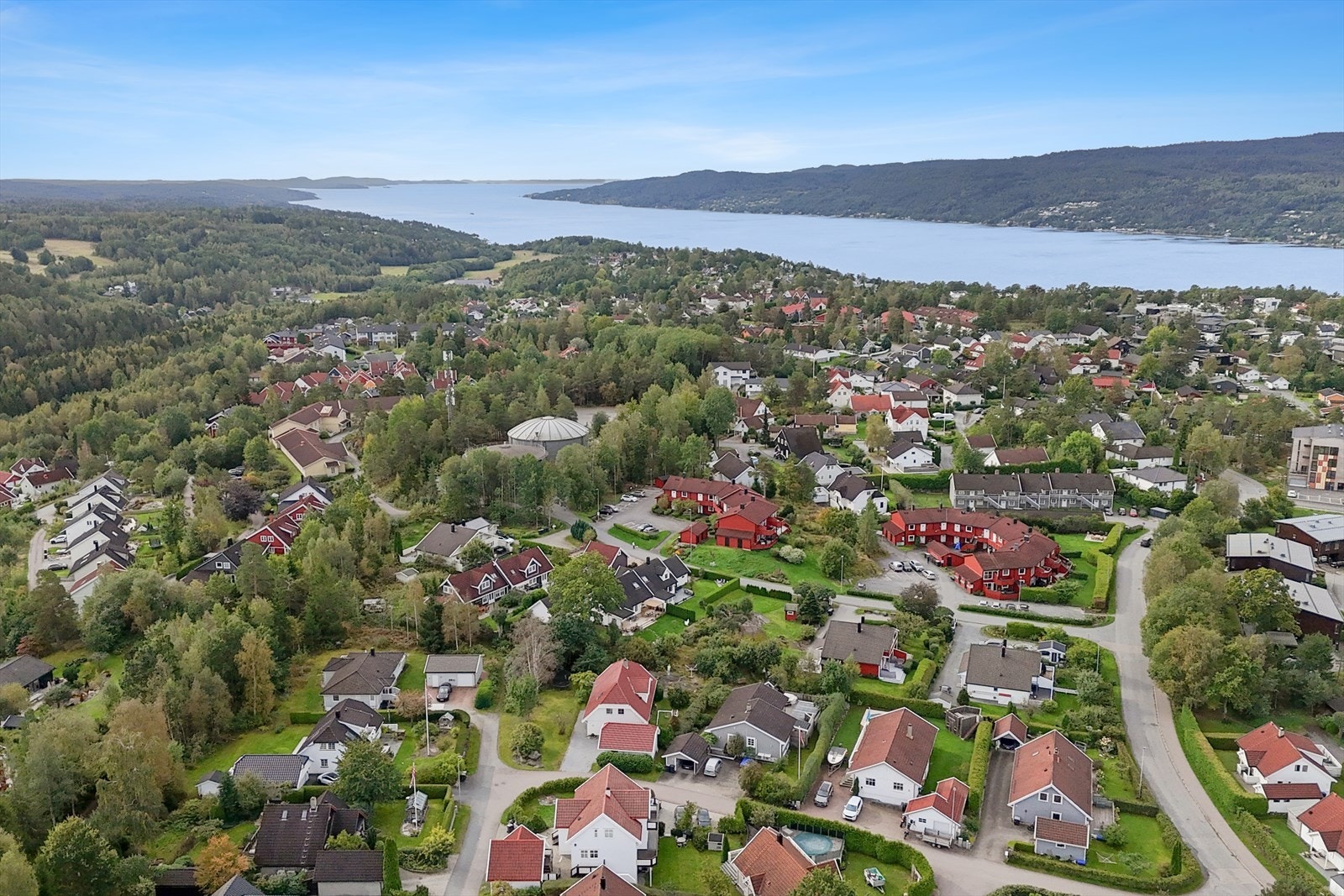 Nærhet til flotte rekreasjonsområder med fine turstier og idylliske badeplasser. Galleribilde