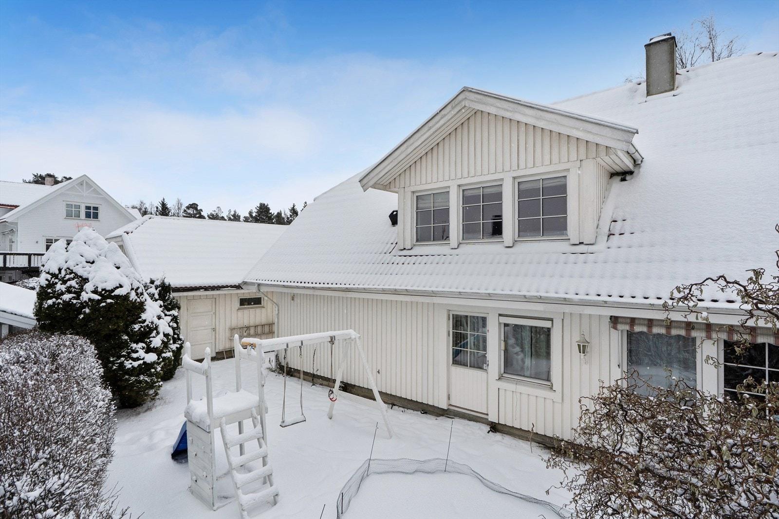 Hagen er skjermet med hekk og er et perfekt sted for barna å leke trygt. Galleribilde