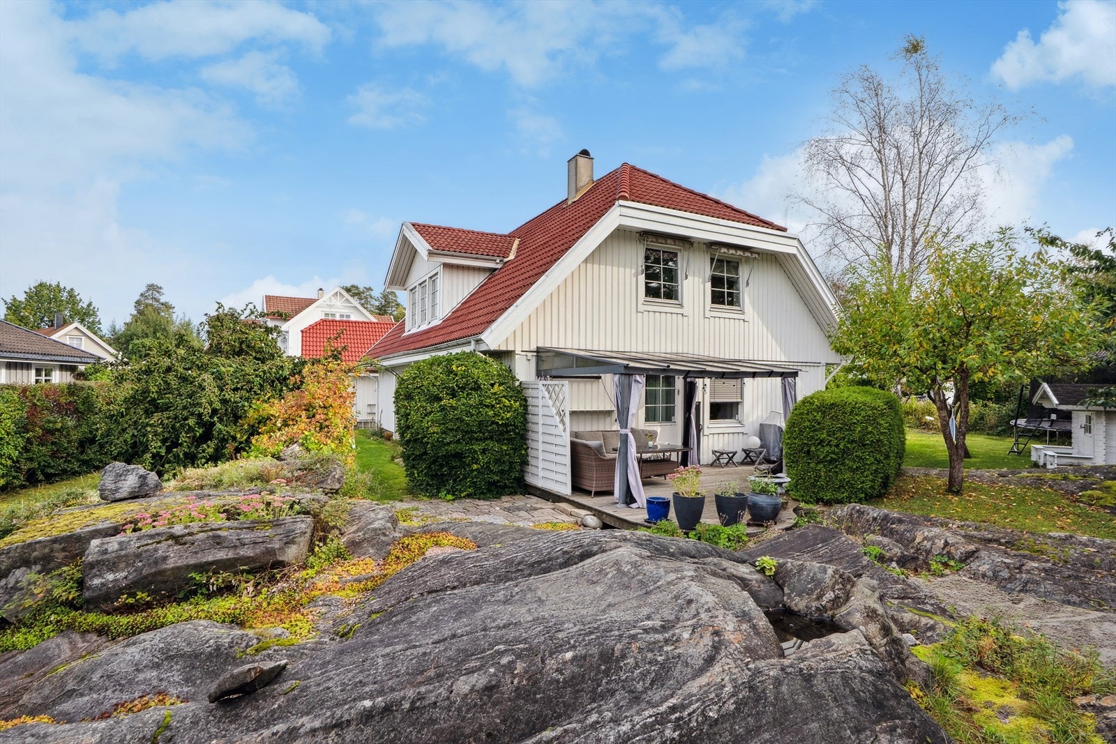 Terrassen fremstår som en naturlig forlengelse av boligen på sommerhalvåret, og gir ekstra rom for å nyte de varme finværsdagene utendørs. Det er plass til flere sittegrupper og her kan sene kvelder nytes i godt selskap. Galleribilde