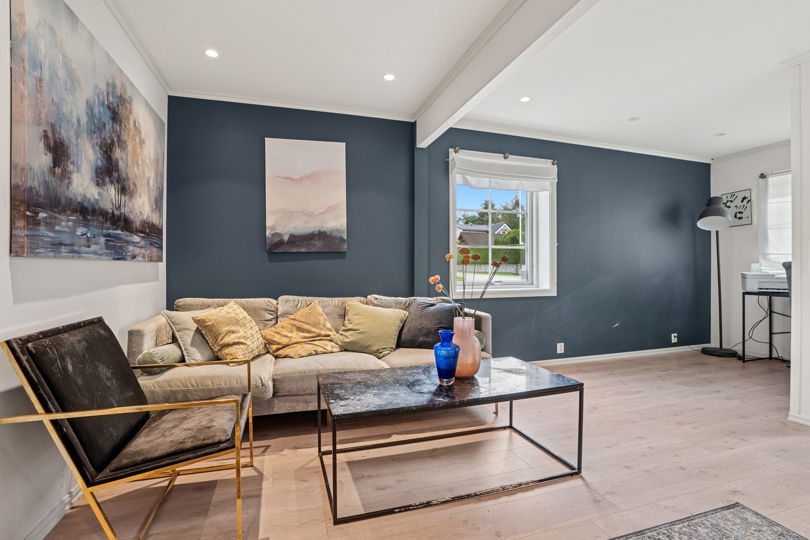 Fra vaskerommet er det adkomst til gang, stue og bod (av takstmann kalt kontor/soverom/stue).Det er også utvendig adkomst. Dette er godkjent som garasje og er ikke godkjent for varig opphold. Galleribilde