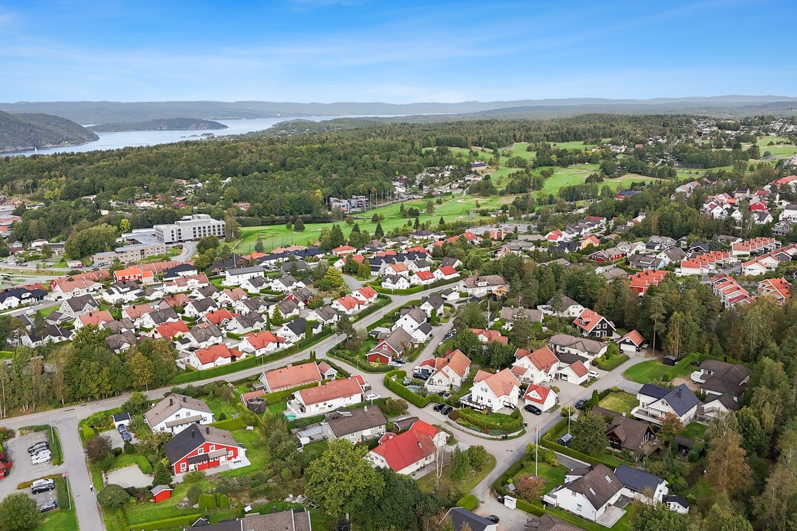 Herfra er det kort vei til skole/barnehage, offentlig kommunikasjon og Drøbak sentrum med alt man har behov for i en hektisk hverdag. Galleribilde
