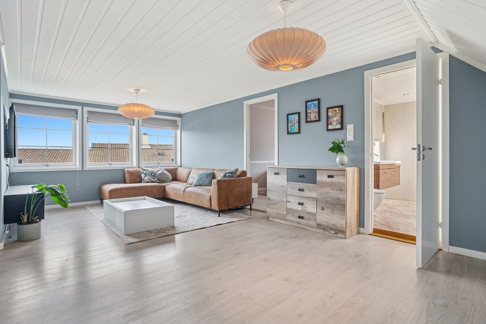 Trivelig loftstue med plass til sofagruppe og annet ønsket innventar. Galleribilde