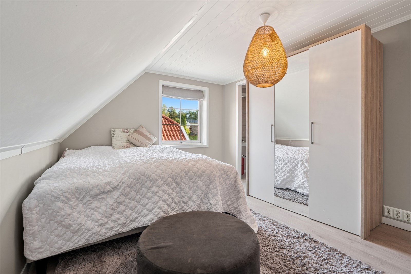 Boligen har tre gode soverom hvorav alle har god plass til seng og nattbord. Hovedsoverommet har direkte tilgang til et eget garderoberom. Galleribilde