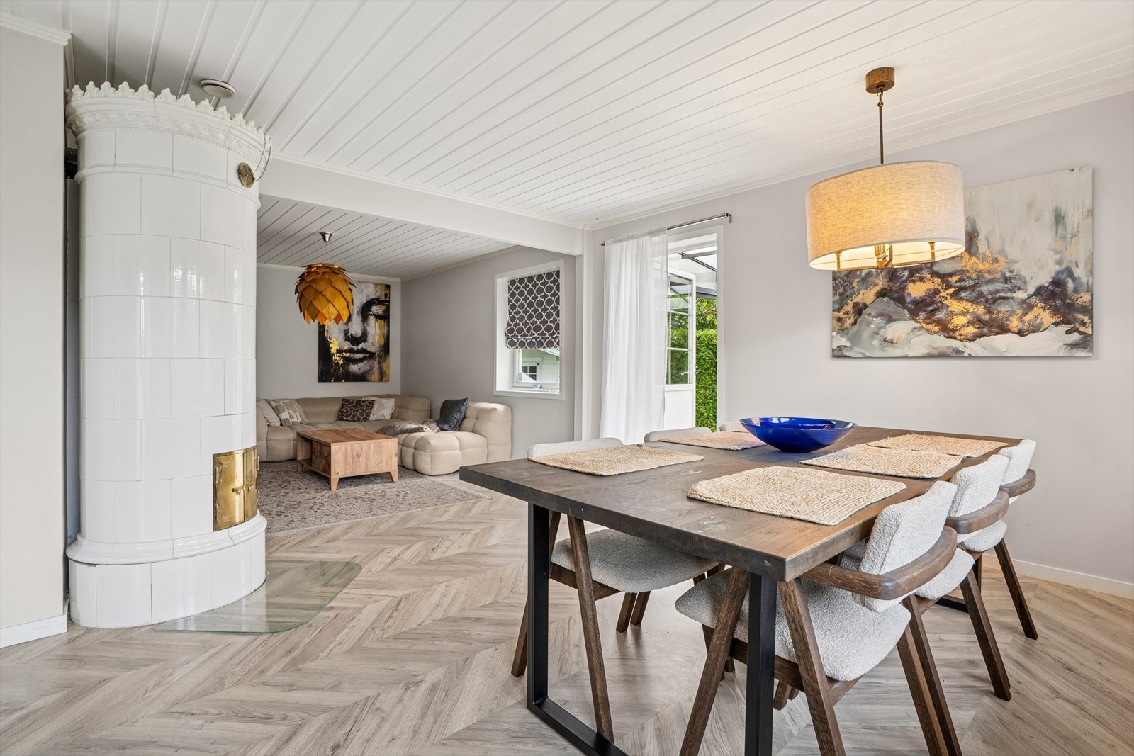 Stuens blikkfang er en lekker kakkelovn som varmer godt på kjølige kvelder. Galleribilde