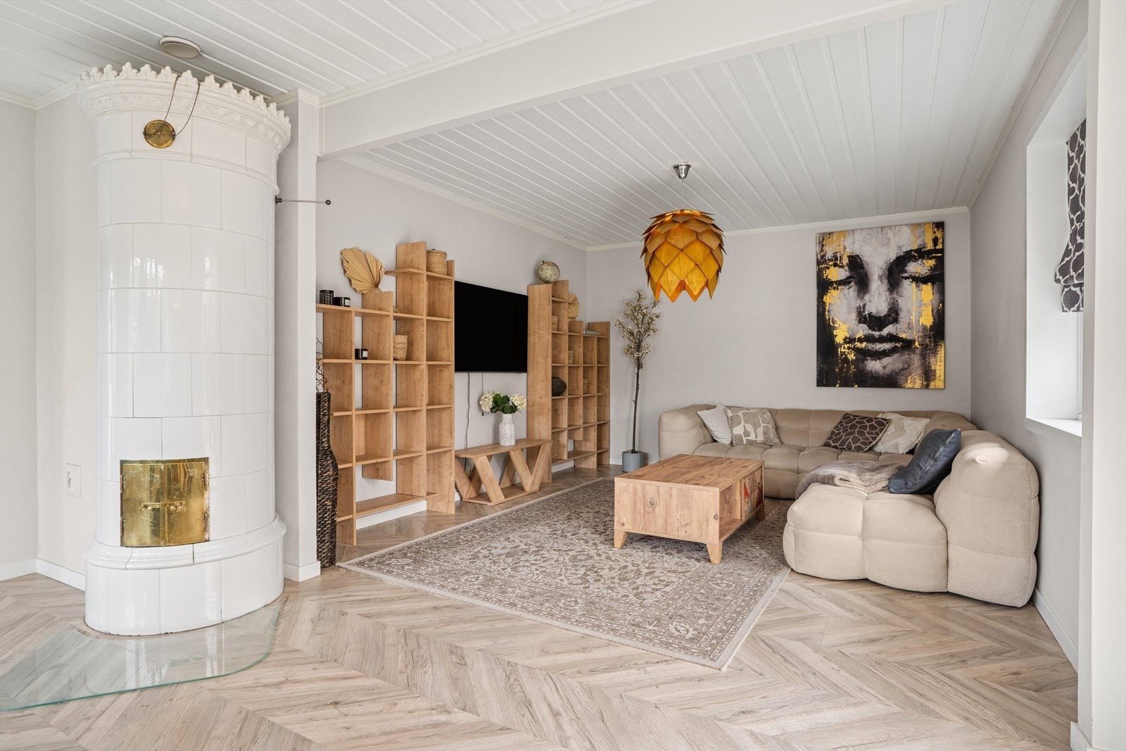 Det er lysmalte overflater og fiskebeinslaminat på gulvet med varmefolie. Galleribilde