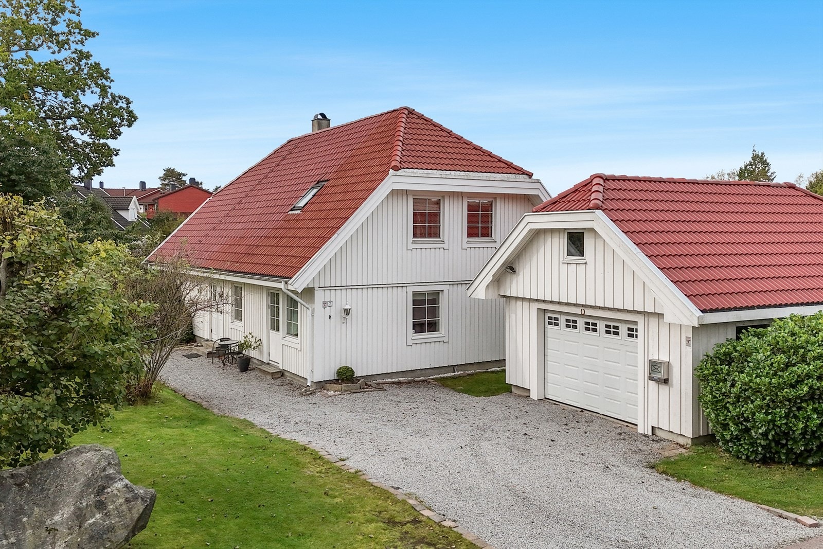 Bilen kan parkeres i garasje eller på gårdsplassen. Galleribilde