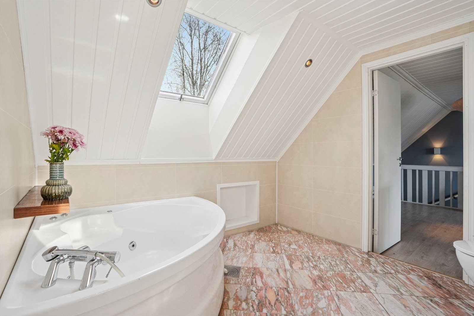 Badet i 2. etasje har våtromsplater på vegg, malt panel i tak med downlights, og fliser på gulv med gulvvarme. Galleribilde