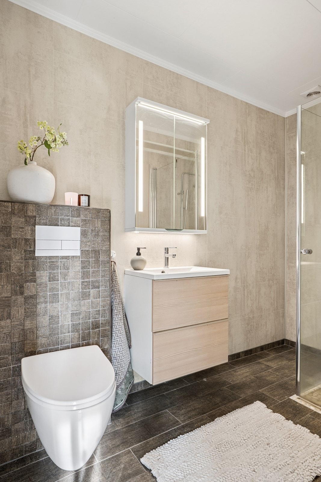 Bad i 1. etasje har våtromsplater på vegg, himlingsplater i tak og fliser på gulv med gulvvarme. Galleribilde