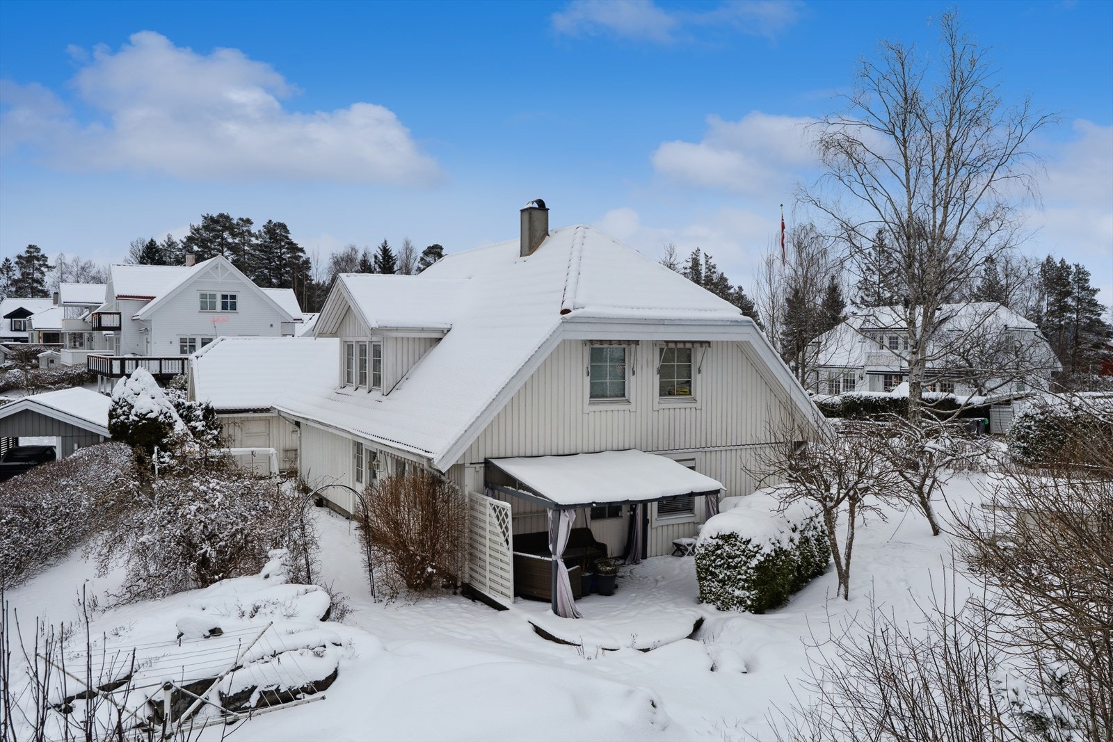 Dette er en velholdt enebolig over to plan med familievennlig planløsning. Eiendommen har en attraktiv beliggenhet i rolig blindvei på Ullerudåsen i Drøbak. Galleribilde