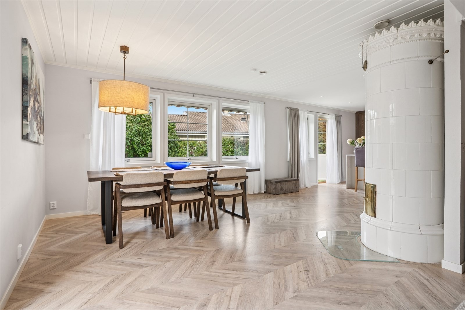 Store vindusflater slipper inn rikelig med naturlig lys. Galleribilde