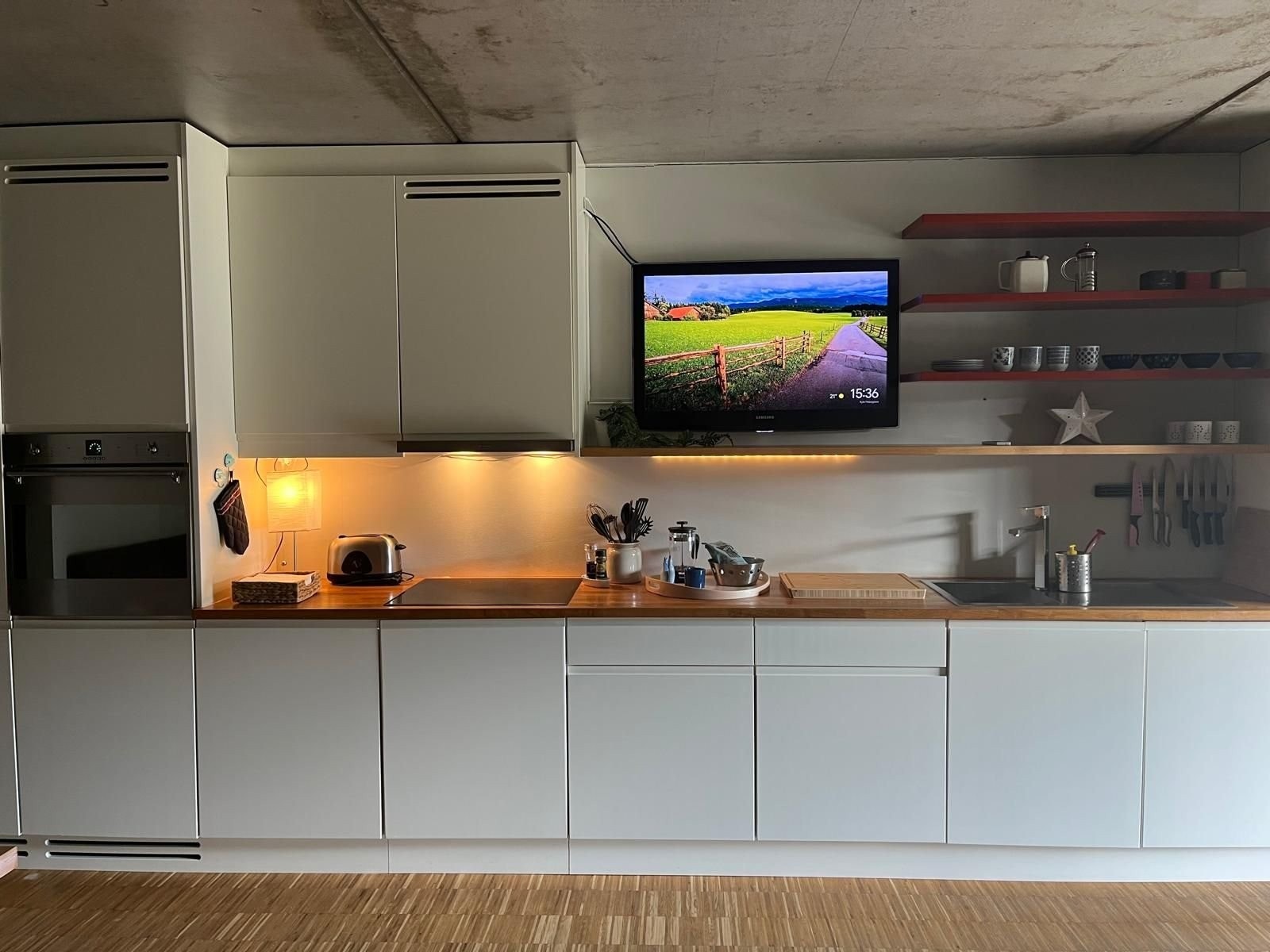 Kjøkkenet har godt med skap og benkeplass, alle hvitevarer fra Smeg. Galleribilde