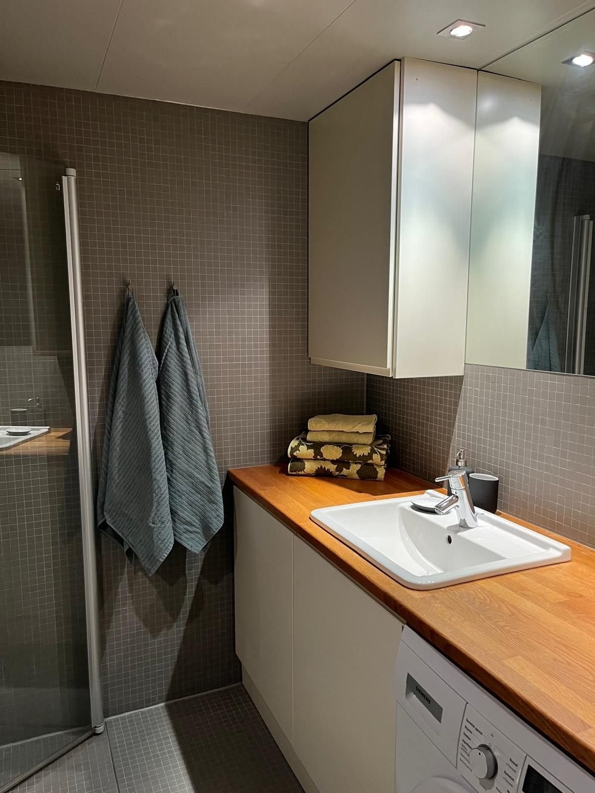 Det er godt med skapplass på badet Galleribilde