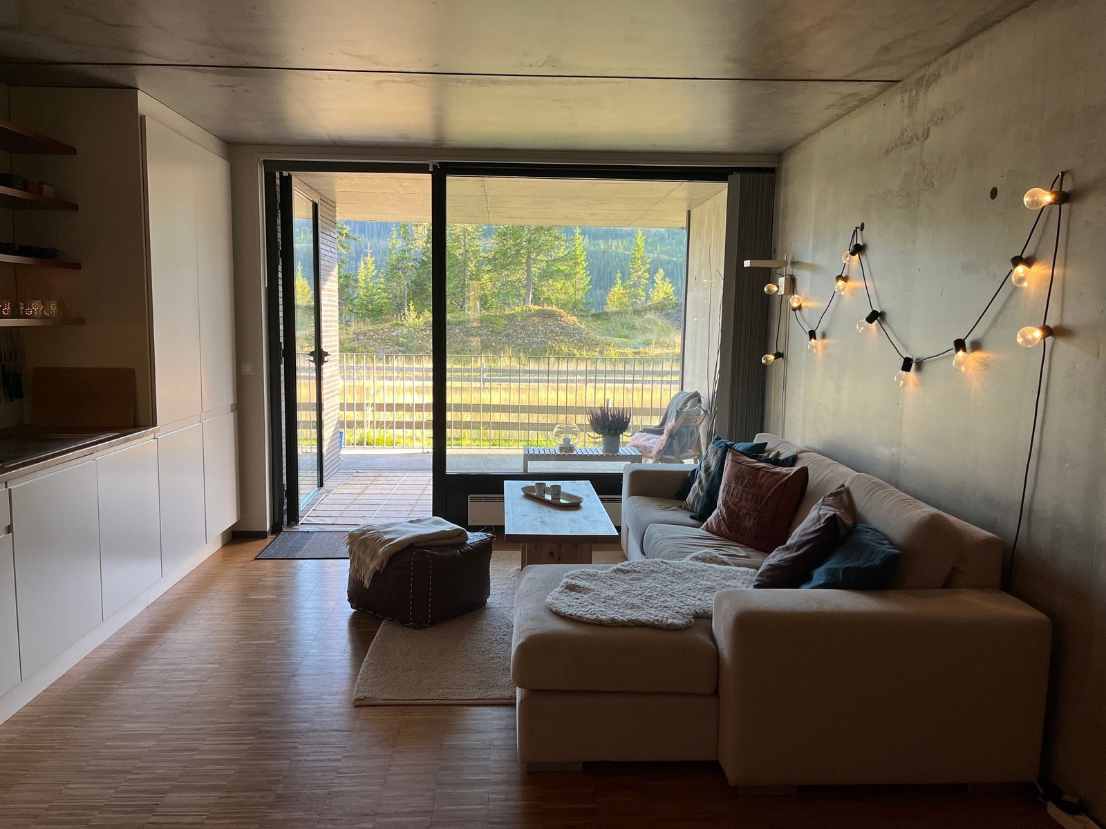 Plassbygd garderrobeskap ved inngangsdøren Galleribilde