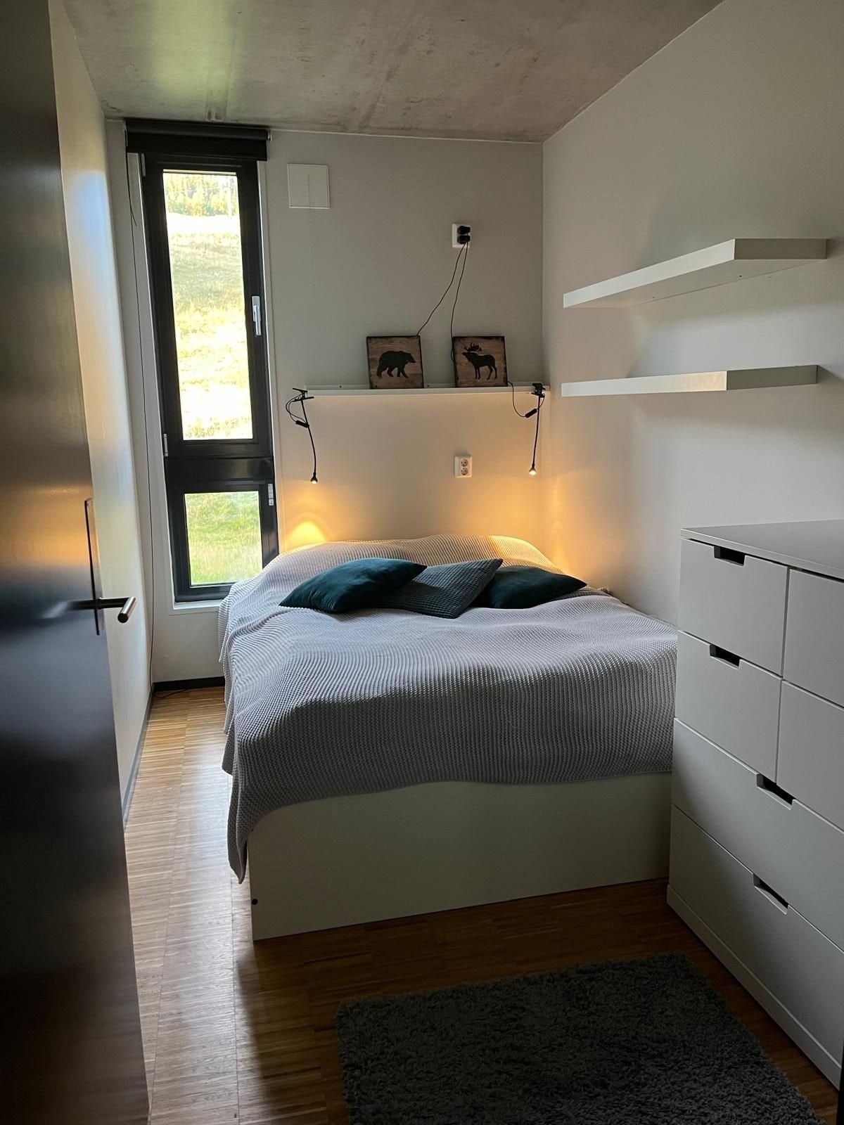 Soverom 1 med dobbeltseng og vindu ut mot alpinbakken Galleribilde