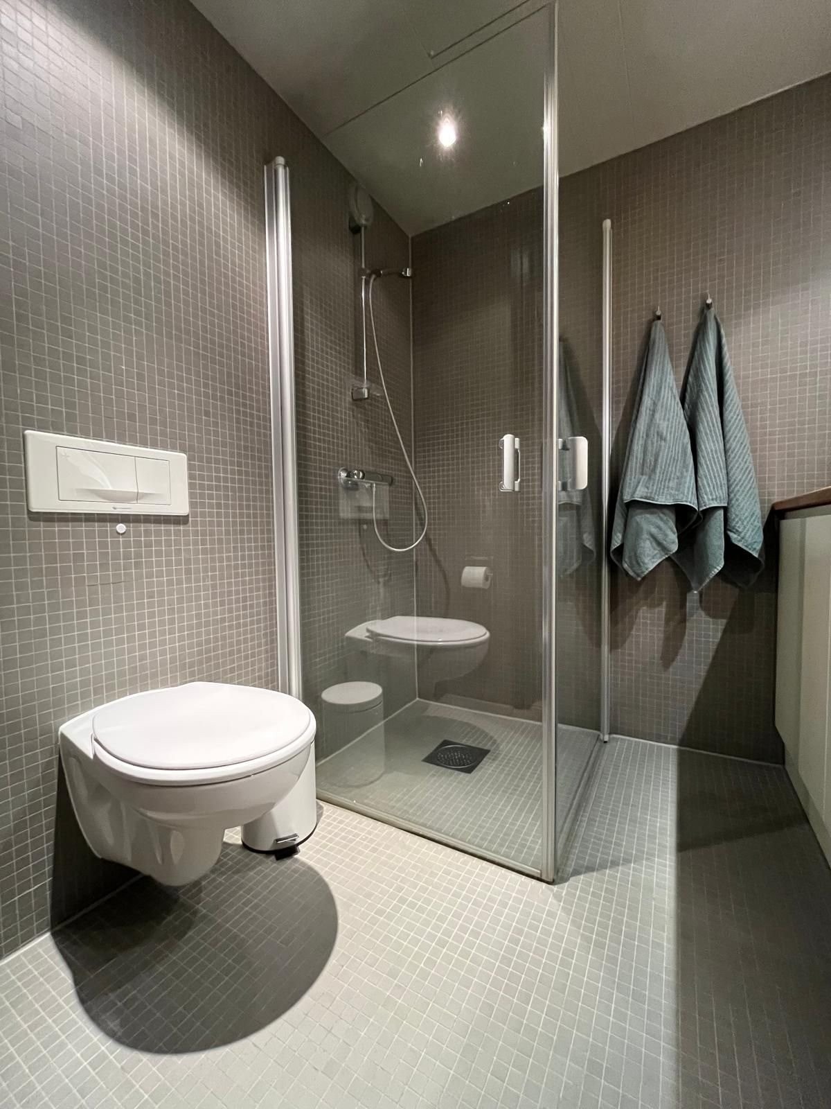 Lekkert flislagt bad med romslig dusj Galleribilde