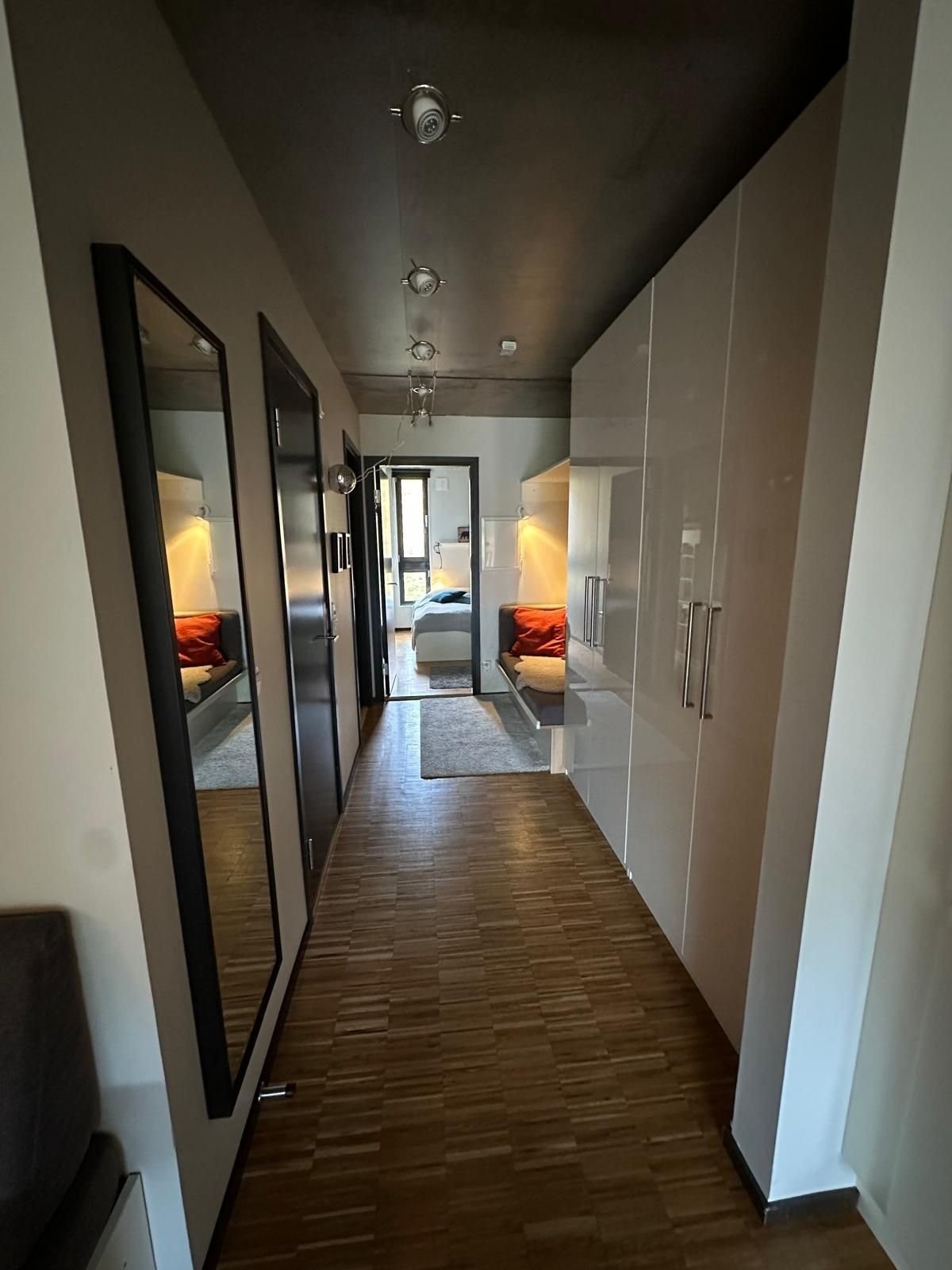 Gang til soverom og bad med koselig lesekrok Galleribilde