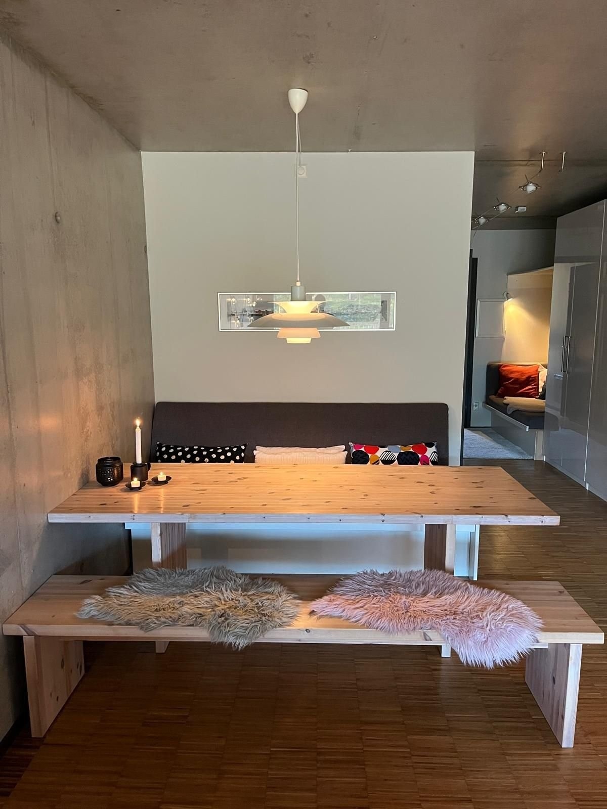 Romslig spiseplass med plassbygde møbler og PH5 taklampe Galleribilde