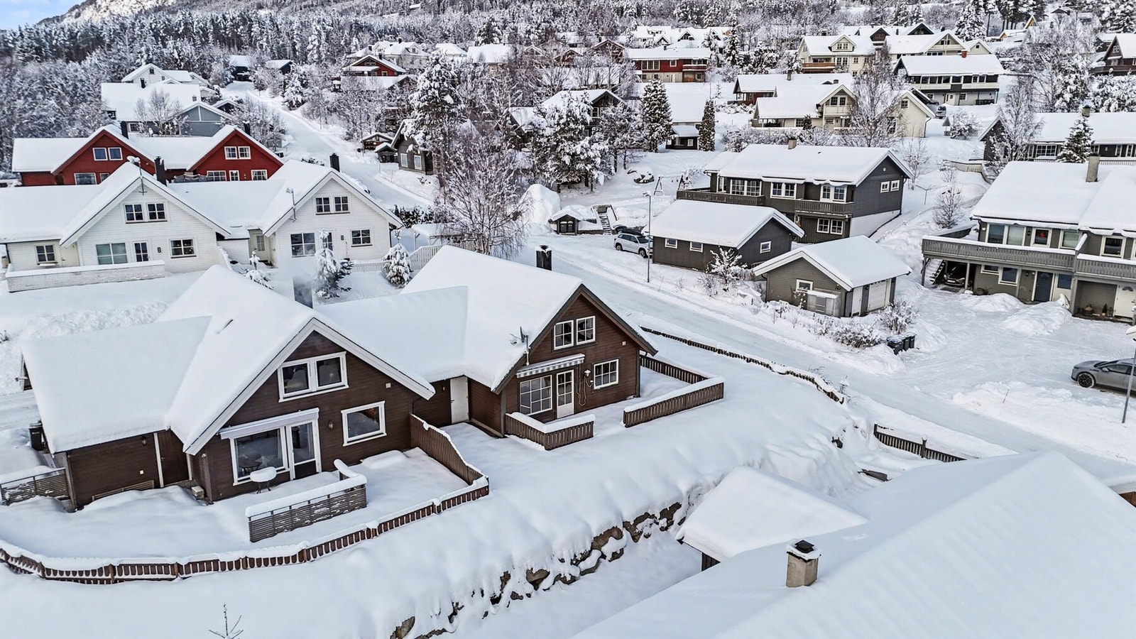 Tomtens ideelle andel for gjeldende bolig er opparbeidet med plen, og er delvis inngjerdet. Galleribilde