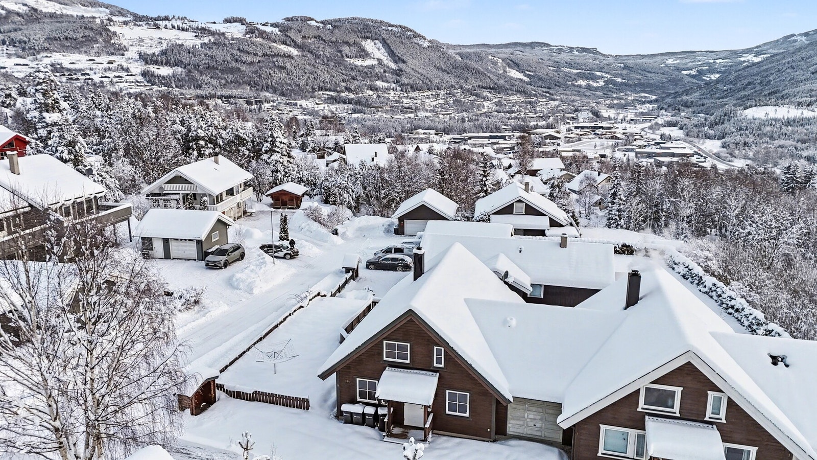 Boligen ligger i et rolig og barnevennlig område vest for Gol sentrum, med ca. 15 minutters gangavstand til sentrum. Galleribilde