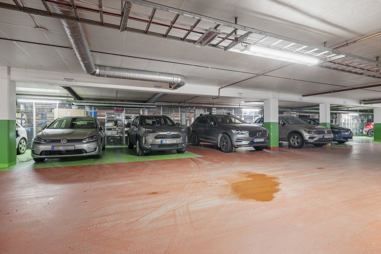 Felles garasjeanlegg med sykkelparkering og tilgang til ladepunkter for elbil. Galleribilde