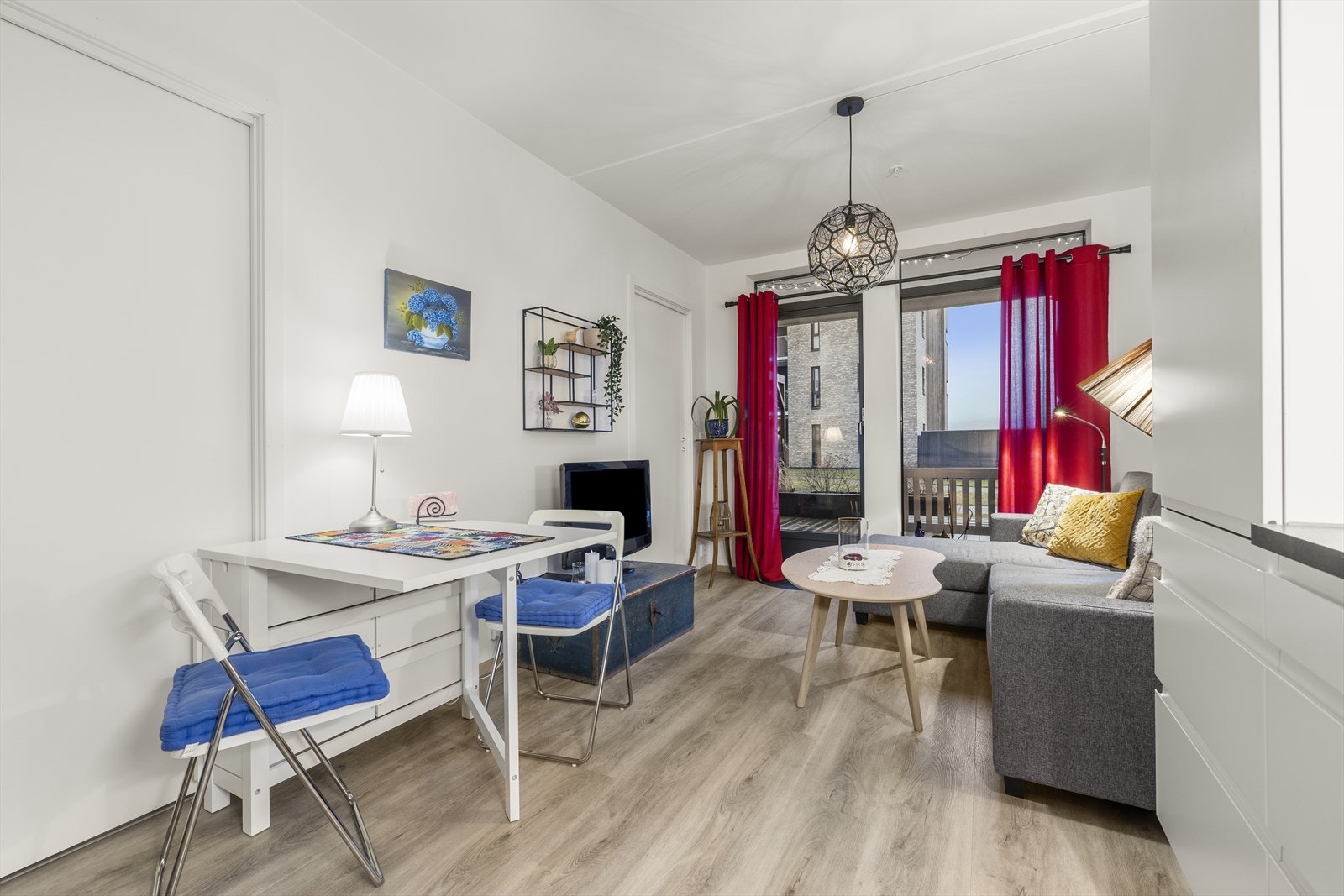 Store vindusflater og glassdør til terrassen gir rikelig med naturlig lys. Galleribilde