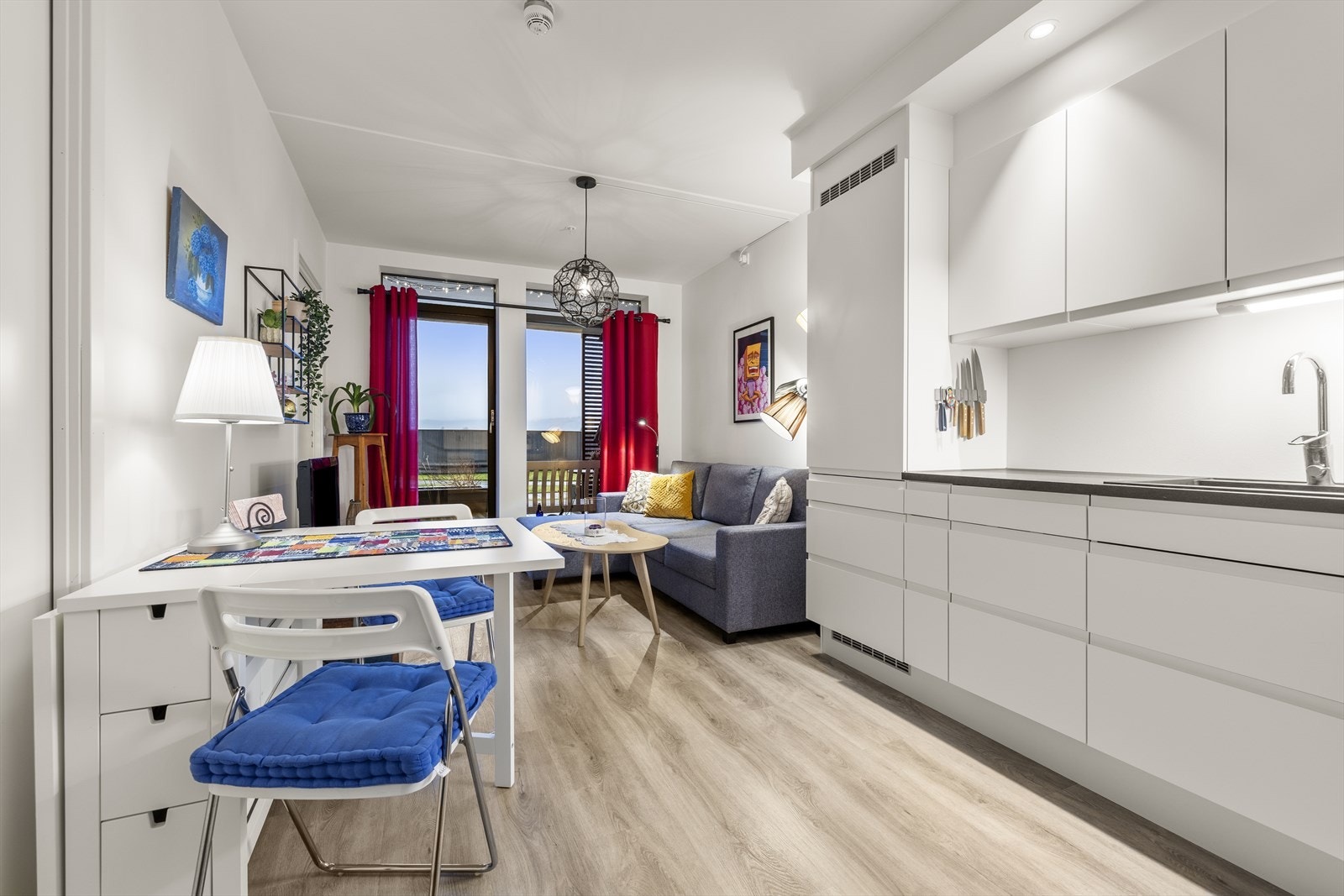 Rommet er lett å møblere og har god plass til både sofagruppe og spisebord. Galleribilde