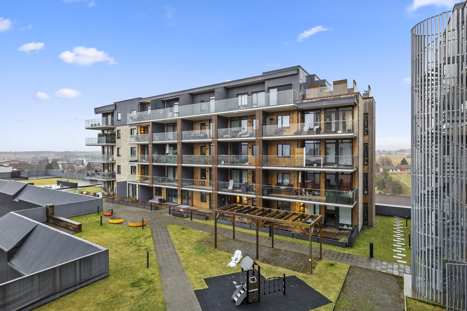 Sameiets fellesarealer er pent opparbeidet med lekeplass og grøntområder. Galleribilde