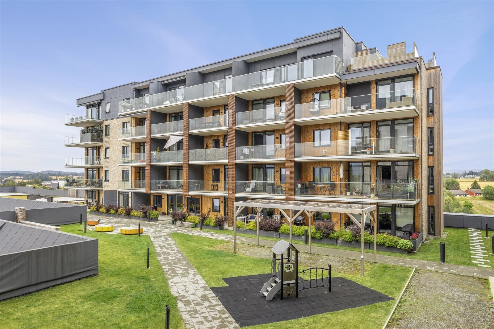 Leiligheten ble bygget i 2021 og holder gjennomgående god standard. Galleribilde