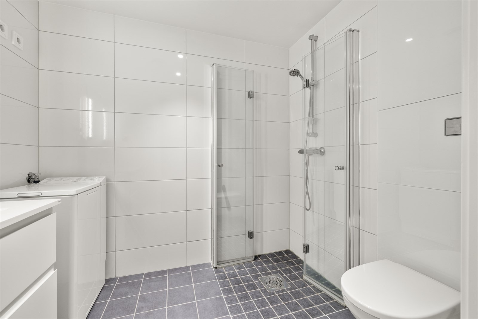 Dusjhjørnet har innfellbare glassdører som frigjør gulvplass, og det er varme i gulvet. Galleribilde