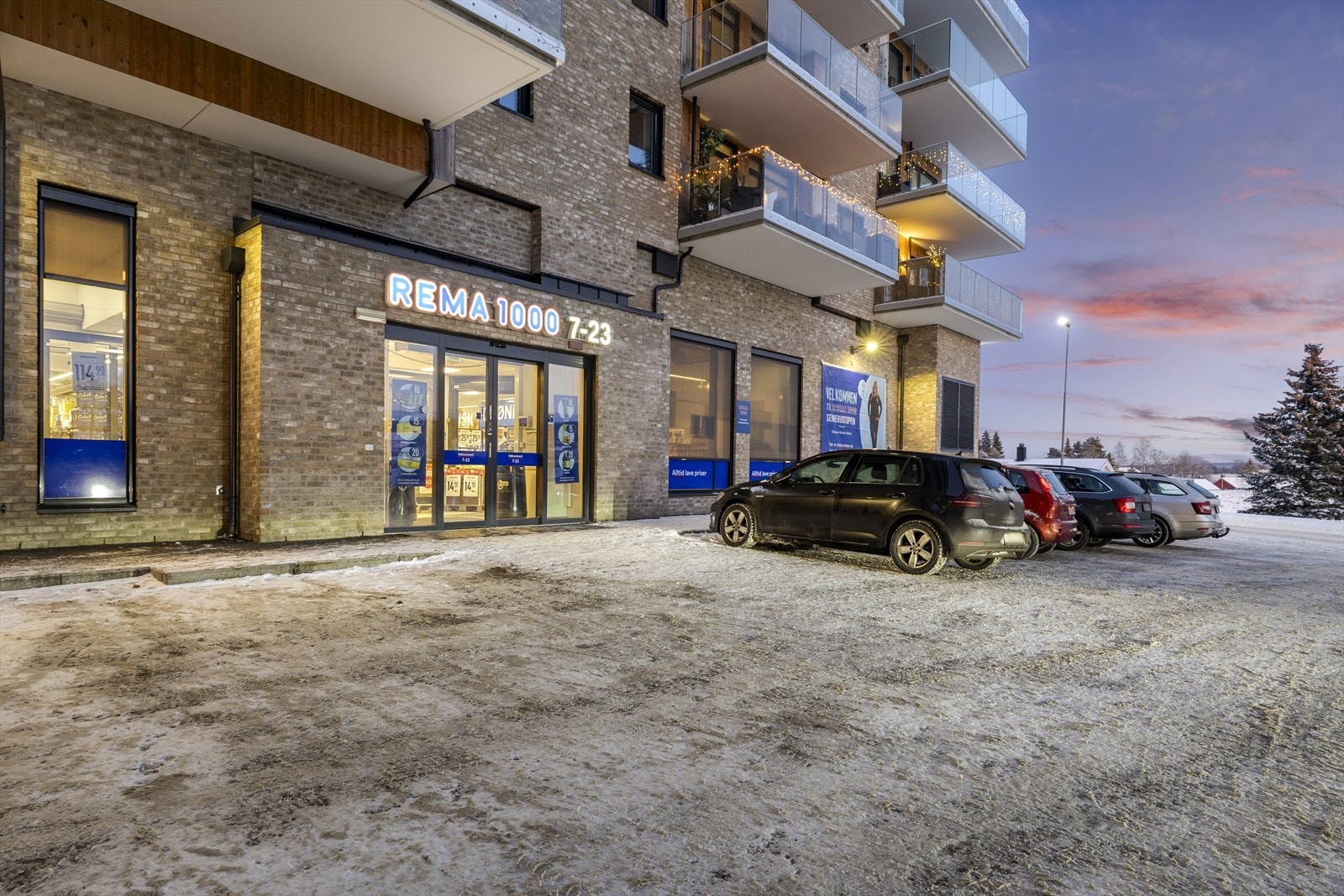 Dagligvarehandelen gjøres enkelt på Rema 1000, som ligger i byggets første etasje. Galleribilde