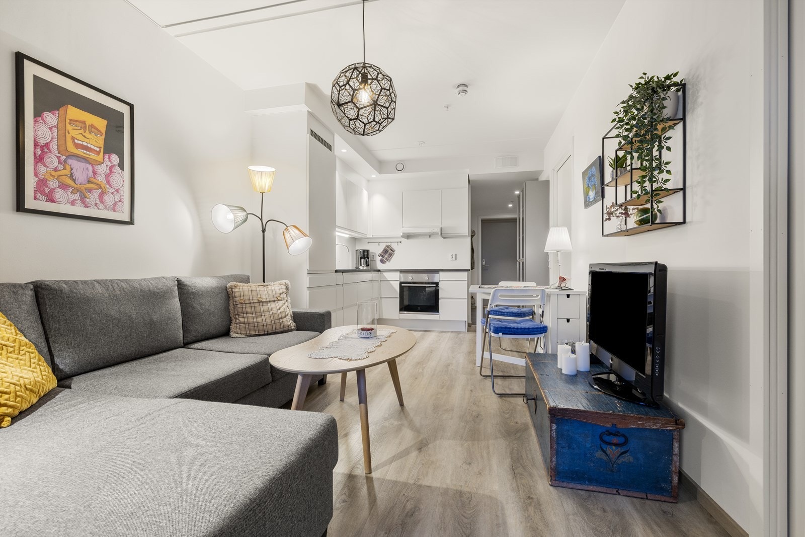 Den åpne stue- og kjøkkenløsningen gir en sosial og luftig atmosfære. Galleribilde