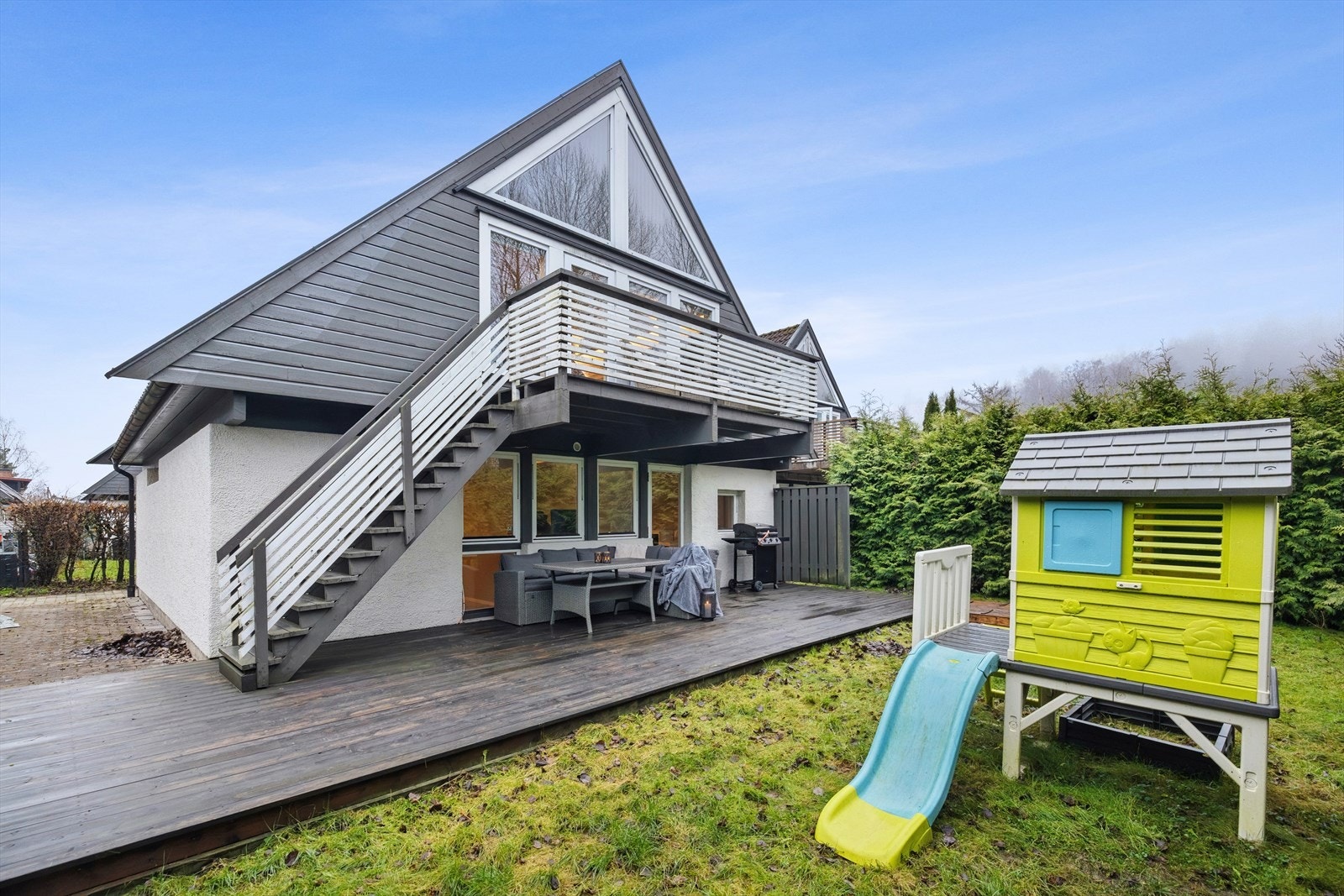 Enebolig med fin beliggenhet i et attraktivt boligområde Gulskogen i Drammen. Området er kjent for sin barnevennlige og trafikkstille beliggenhet. Her bor du med gangavstand til kjøpesenter, barnehage, skole og jernbanestasjon. Galleribilde