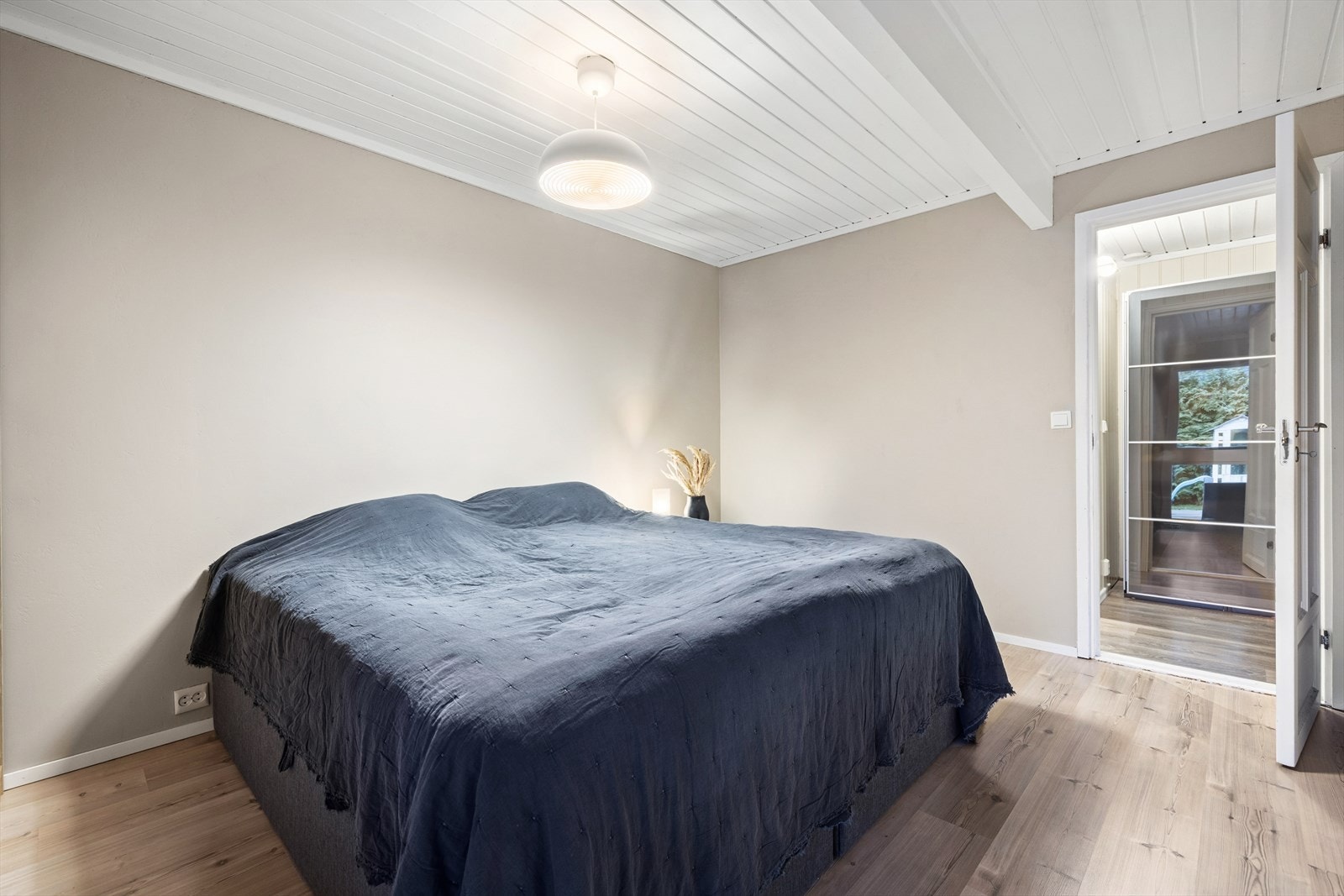 Soverom 1 har god plass til seng og tilhørende møbler. Galleribilde