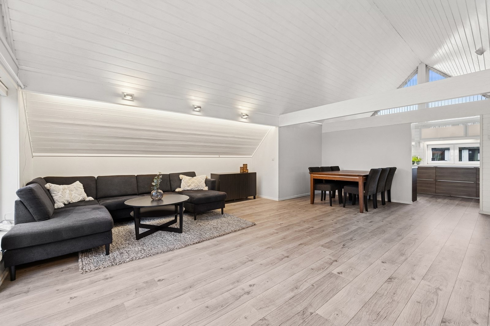 Spisegruppen har en praktisk plassering utenfor stuen. Galleribilde