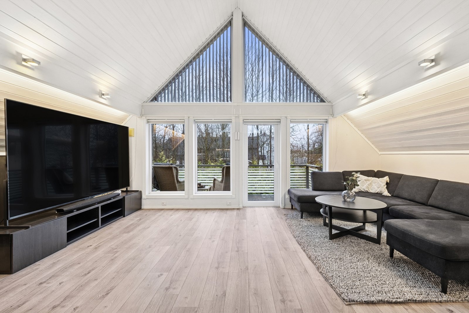 Fra stuen er det videre utgang til en balkong. Galleribilde