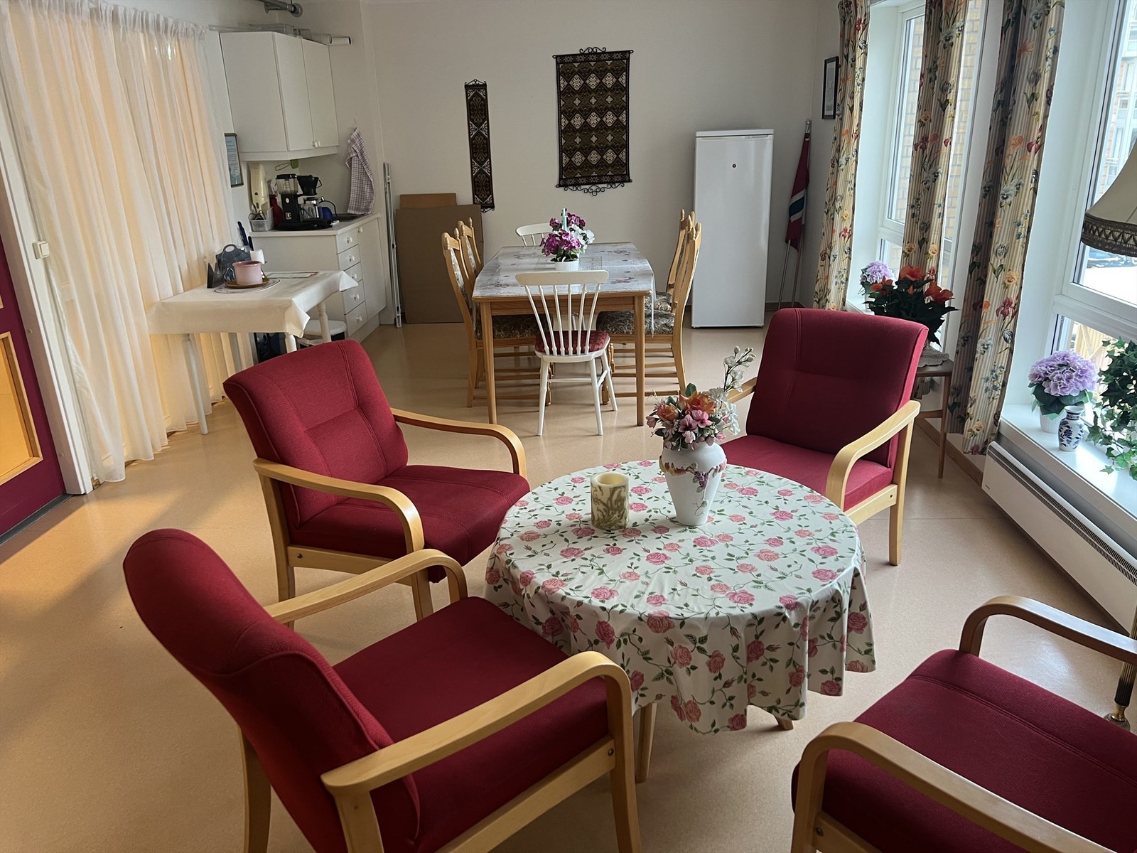 Fellesstue i etasjen - med hybelkjøkken Galleribilde